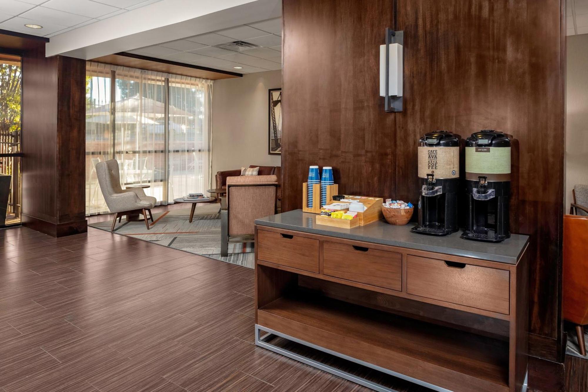 Hotel Four Points By Sheraton East 3*